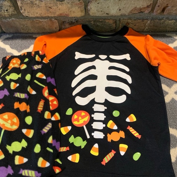 Kids size 8 Halloween pajamas - Picture 2 of 4